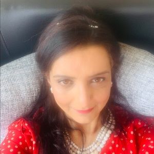 Meet your Posher, Mona